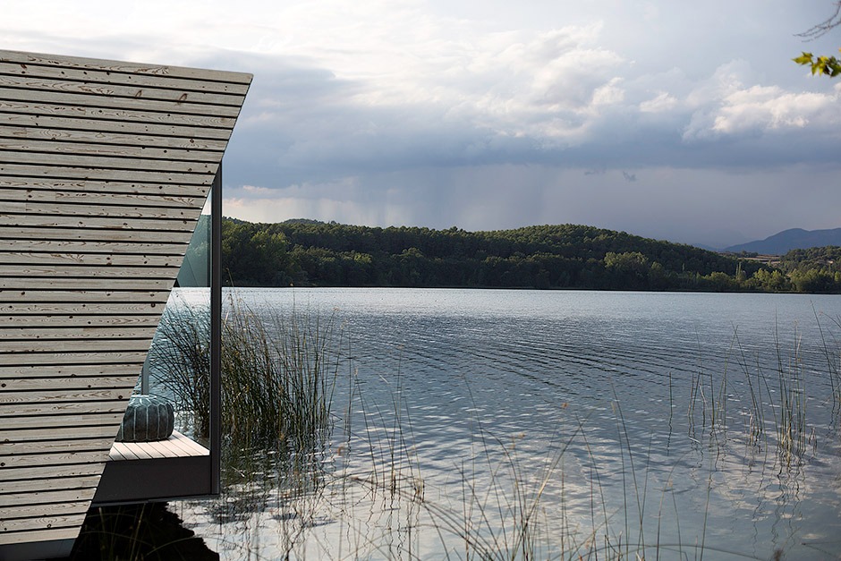 Render de arquitectura 3D de suite modular de hotel de madera con tribuna sobre un lago